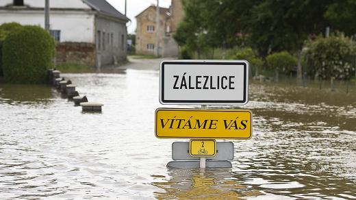 Zálezlice na Mělnicku jsou znovu pod vodou, ochranná hráz nepomohla