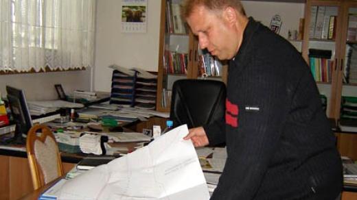 Starosta Radek Brázda se sklání nad mapou Troubek