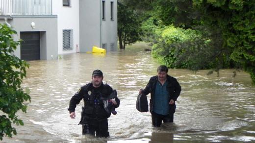 Strážník Pavel Havránek pomáhá při evakuaci