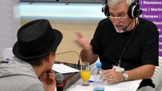 Tomáš Klus s Janem Rosákem při úvodním rozhovoru v call centru Českého rozhlasu