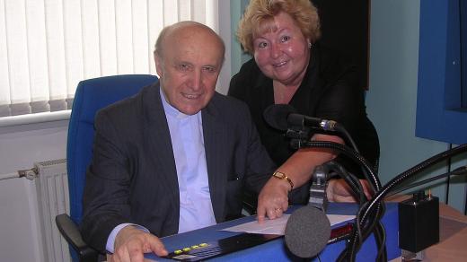 Mons. Josef Socha a Eva Zálešáková ve studiu Českého rozhlasu Hradec Králové