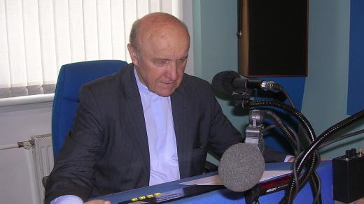 Mons. Josef Socha ve studiu Českého rozhlasu Hradec Králové