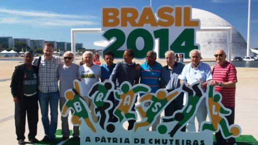 Brazilší a čs. finalisté MS 1962 v hlavním městě Brasilia, druhý zleva předseda KPJM Jiří Hora