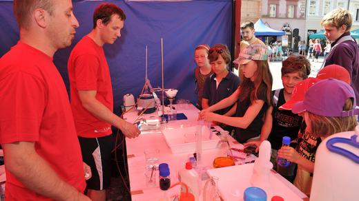 Veletrh vědy 2013: chemie barev