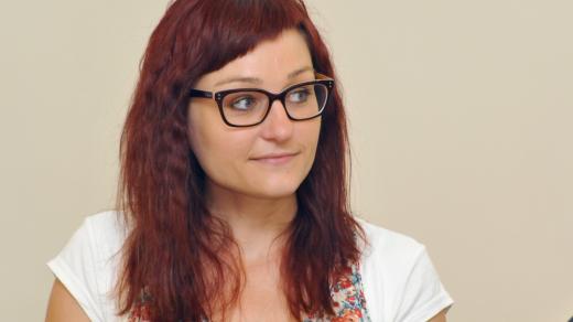 Sochy v ulicích: Kateřina Tučková na tiskové konferenci