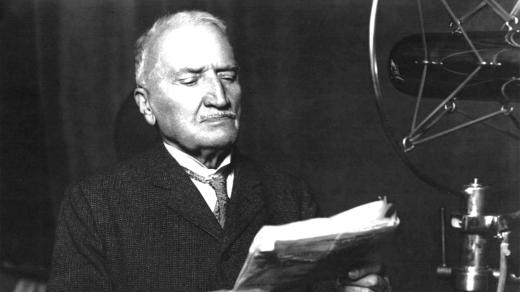 Josef Kořenský při čtení rozhlasové přednášky