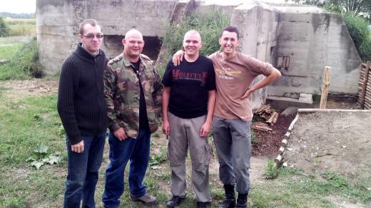 Skupinka military nadšenců před unikátní stavbou