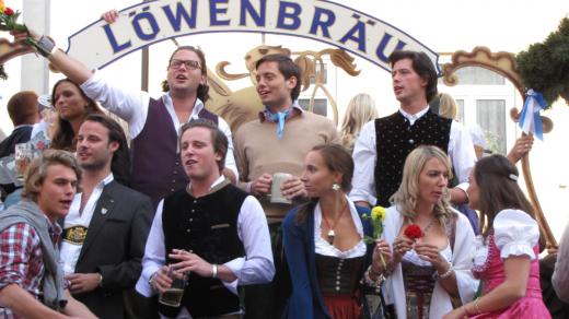 V posledních letech si Oktoberfest znovu oblíbili mladí Mnichované