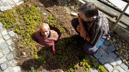 Doc. Václav Pižl se po fotografování obával, že bude muset chodit do práce kanálem. Nakonec nemusí.
