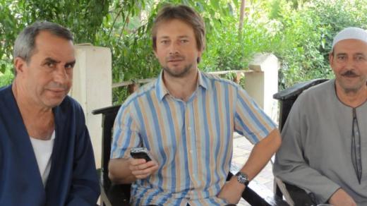 Reportér Štěpán Macháček s bývalými příslušníky elitních komand Fathím Harfúšem (vlevo) a Muhamadem Šaabánem (vpravo)