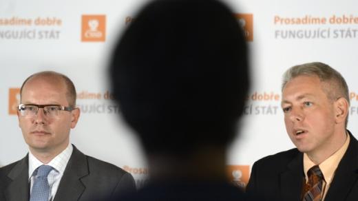 Bohuslav Sobotka a Milan Chovanec na tiskové konferenci k dění v ČSSD
