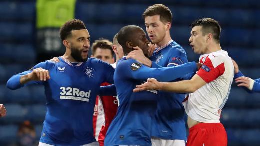 Potyčka Ondřeje Kúdely s Glenem Kamarou při zápase Slávie se skotskými Rangers