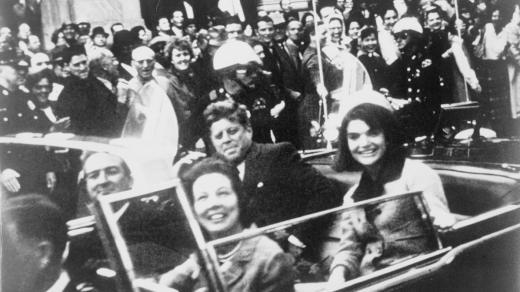 JFK s manželkou pár vteřin před smrtí v Dallasu 22. listopadu 1963