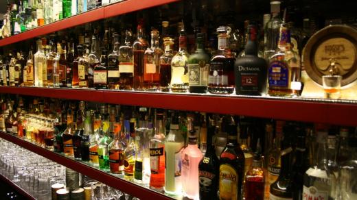 Vystavené lahve s alkoholem v baru