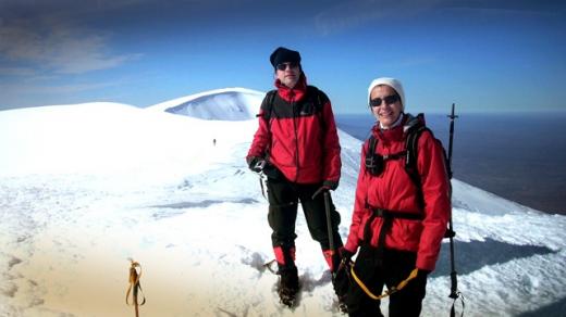 Kněz Pablo Domínguez Prieto a lékařka Sára na hoře Moncayo těsně před smrtí