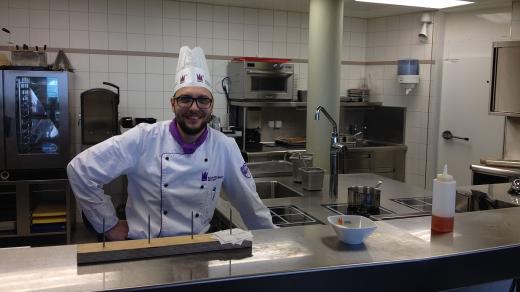 Kuchařův pomocník mi právě ukázal denní menu: je na něm ragú z divočáka s preclíkovým knedlíkem nebo třeba humrová polévka s rajčatovým concassé