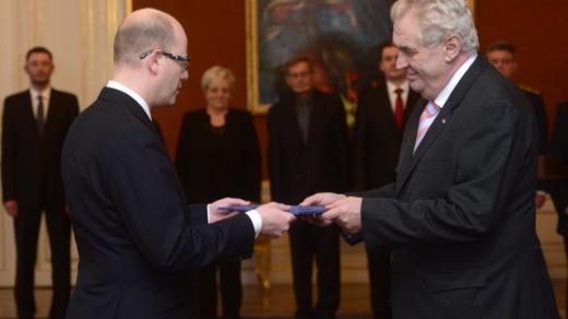 Prezident Miloš Zeman jmenoval předsedu ČSSD Bohuslava Sobotku premiérem