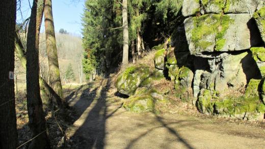 Přístup k bioferratě vede bečovským údolím