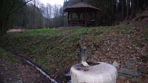 Ochozská kyselka - studna s pumpou