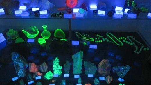 Minerály v jáchymovském muzeu Královská mincovna po UV osvětlením