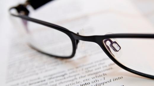 Brýle a kniha, čtení, jazyk