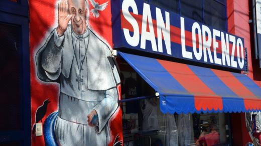 Malba na zdi sídla klubu San Lorenzo jasně naznačuje, kdo je nejslavnějším fanouškem