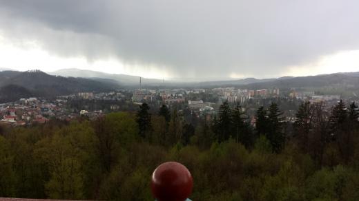 Pohled na Rožnov pod Radhoštěm, pořádně pršelo