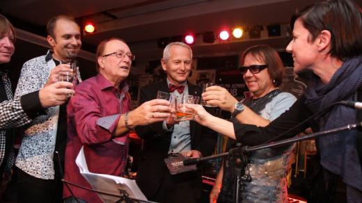 Snímek ze křtu alba (zleva): Milan Broum (basová kytara), Martin Vajgl (bicí), Petr Janda (kytara, zpěv), kmotr disku, kardiochirurg Jan Pirk, Jiří Valenta (klávesové nástroje) a Iva Milerová (ředitelka vydavatelské firmy)