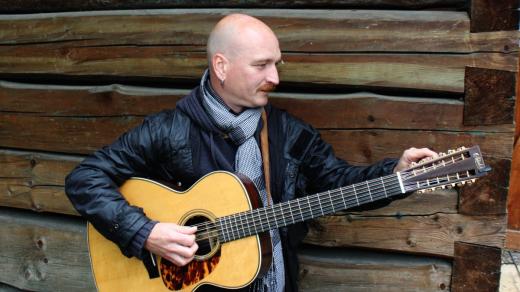 Jiří Holoubek ladí. Za chvíli vystoupí Spirituál kvintet