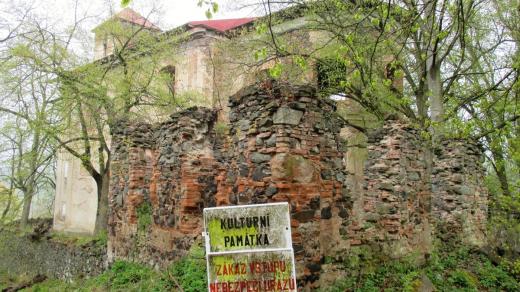 Kulturní památku chrání mříže a cedule