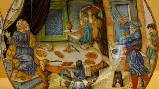 Nad diktátorem visí Damoklův meč atentátu a vzpoury na koňské žíni o to tenčí, oč silnější má výčitky svědomí. (Francesco Xanto Avelli Dish: Damoklův meč, 1539, majolika)