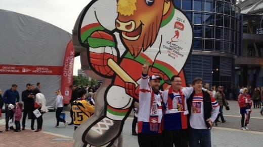 Maskot šampionátu s českými fanoušky