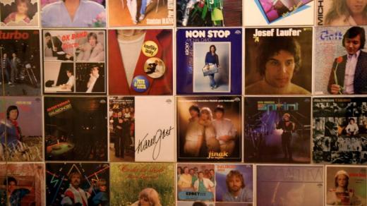 Obaly desek na výstavě Hudba a politika