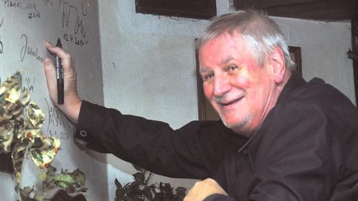 Kromě knih podepsal Jan Žák i stěnu Nostalgického muzea Ondřeje Suchého