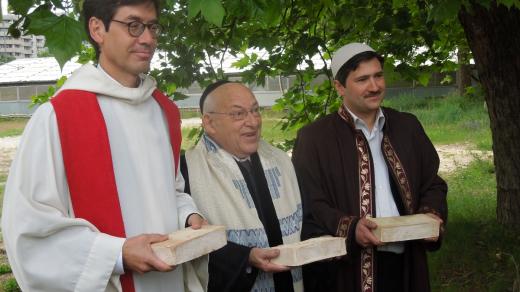 Zástupci tří náboženství u zahájení sbírky 