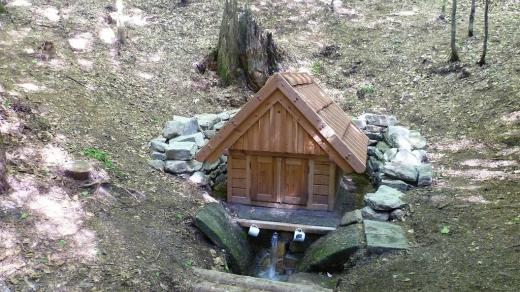 Studánka vyvěrá pod prudkým kopcem