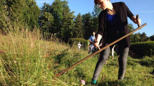 Moderátorka Bára Šichanová kosí ve Stromovce 