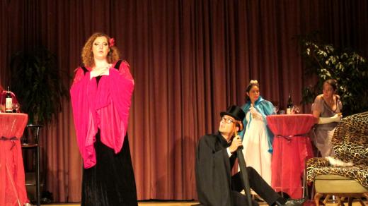 Šípková Růženka je v podání Ireny Novákové poněkud netradiční - svádí jiné pohádkové postavy