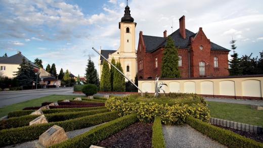 Sluneční hodiny u Chrámu sv. Vavřince