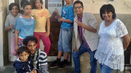 Štefán Horváth a Zlatuše Tomášová s dětmi před nízkoprahovým centrem Květina