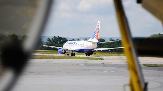 Letiště Pardubice - Boeing 737 roluje na ranvej