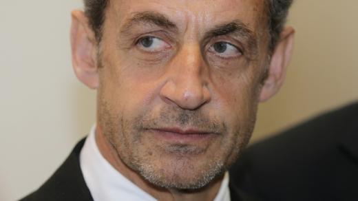 Něco takového se v moderních dějinách Francie nestalo dosud žádné hlavě státu. Sarkozy považuje podezření, že mu kampaň platil plukovník Kaddáfí, za „směšné“ a odposlechy přirovnal k manýrám východoněmecké tajné policie Stasi