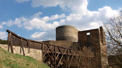 Celkový pohled na Krakovec s dřevěným mostem