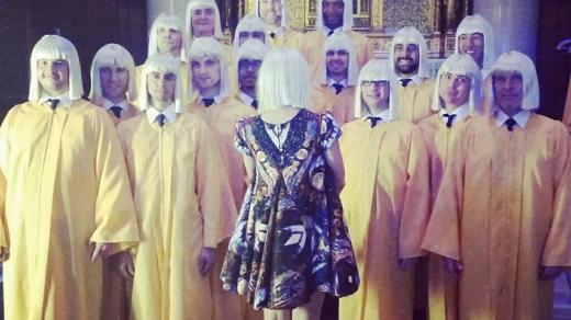 Sia a symbolika její nové desky - blond paruka