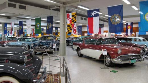 Pohled do expozice - celkem 55 vozů