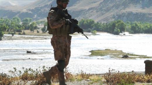 Čeští vojáci hlídají základnu v Bagrámu