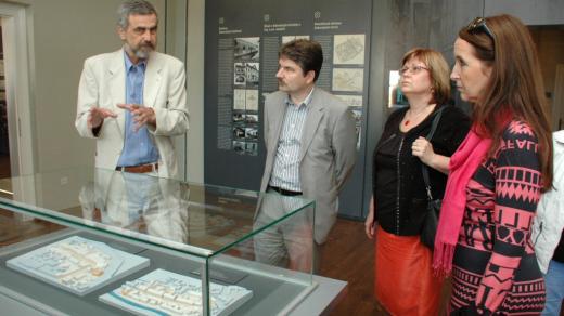 Architekt Jaroslav Klenovský (vpravo) s návštěvníky stálé expozice „Židovské čtvrti v ČR“ v 1. patře Židovského obecního domu v Boskovicích
