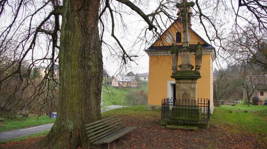 Náves s kaplí, křížem a starou lípou