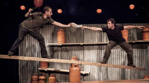 Z představení Extrêmités francouzského souboru Cirque Inextremiste