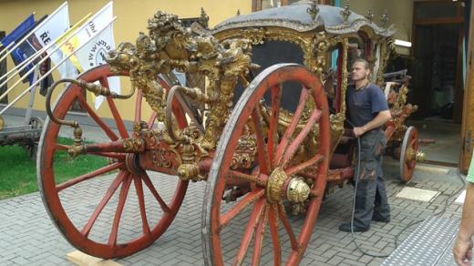Historické kočáry z muzea v Čechách pod Kosířem se chystají na převoz do Prahy